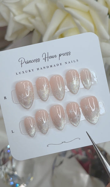 Cateye Tip With Snowflake - Short Almond